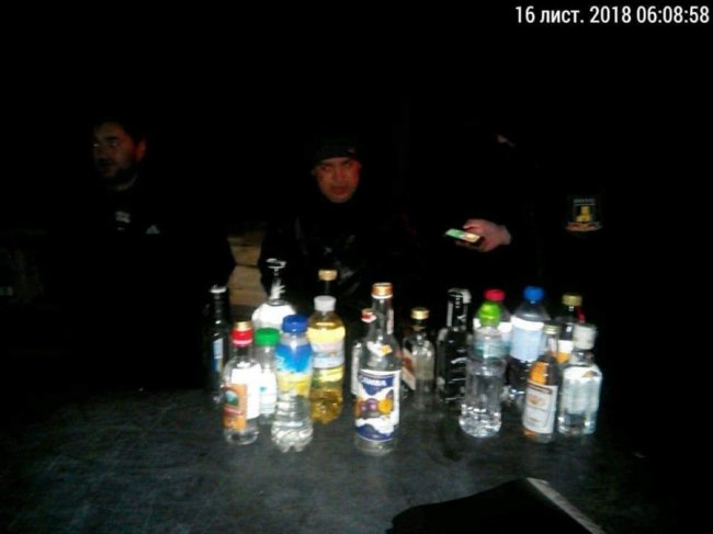 Муніципали у Луцьку «накрили» чергову точку продажу сурогату. ФОТО