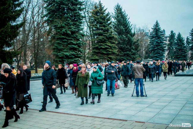Квіти, сльози і свічки: у День Гідності та Свободи лучани вшанували пам'ять полеглих