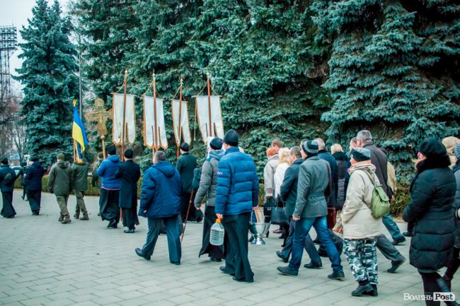 Квіти, сльози і свічки: у День Гідності та Свободи лучани вшанували пам'ять полеглих