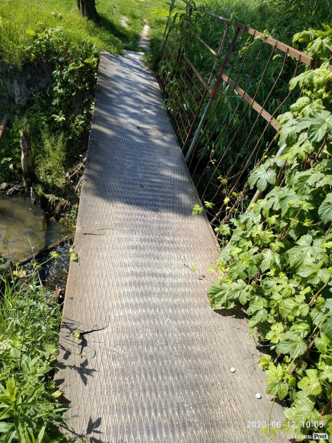 У Луцьку пішохідний міст через Сапалаївку – у аварійному стані. ФОТО