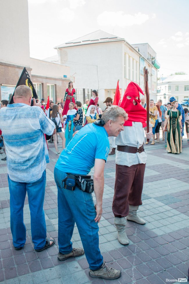 Середньовічні сукні, лицарські обладунки і давні забави: «Князівський бенкет» у Луцьку. ФОТО
