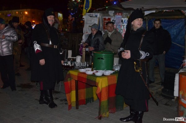 Щедрування на Євромайдані в Луцьку: фаєр-шоу, політичний вертеп і танці. ФОТО