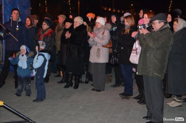Щедрування на Євромайдані в Луцьку: фаєр-шоу, політичний вертеп і танці. ФОТО