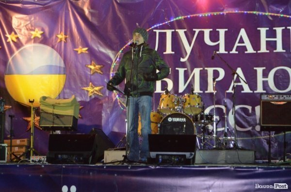 Щедрування на Євромайдані в Луцьку: фаєр-шоу, політичний вертеп і танці. ФОТО