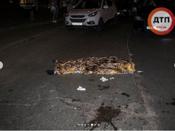 У Києві чоловік стрибнув з мосту і потрапив під авто. ФОТО (18+)