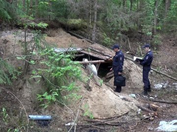 На Київщині в землянці знайшли доньку з мамою, яких розшукували