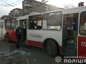 У Луцьку агресивний пасажир побив 4 вікна у тролейбусі. ФОТО
