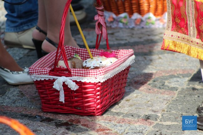 У місті на Волині освятили перші великодні кошики. ФОТО