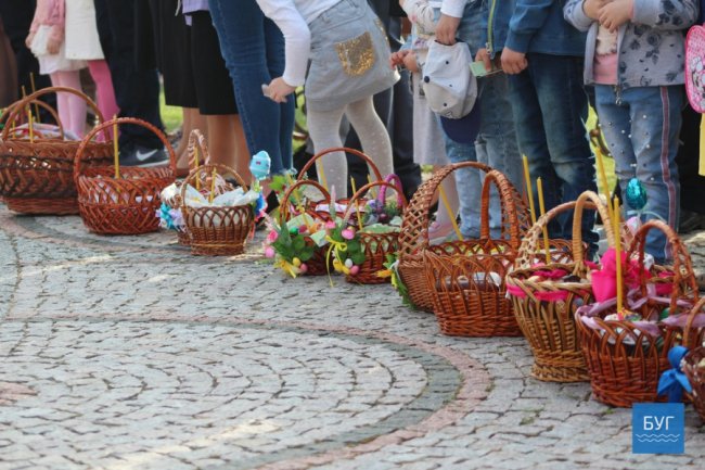 У місті на Волині освятили перші великодні кошики. ФОТО
