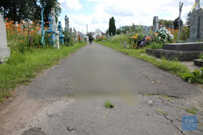 У Володимирі-Волинському на цвинтарі з'явилась реклама наркотиків. ФОТО