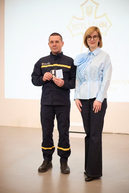 Гасять пожежі, розбирають завали та рятують людей: у Луцьку нагородили вогнеборців