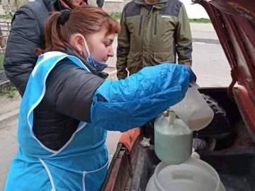 У Луцьку муніципали зловили горе-продавців, які посеред вулиці торгували молоком