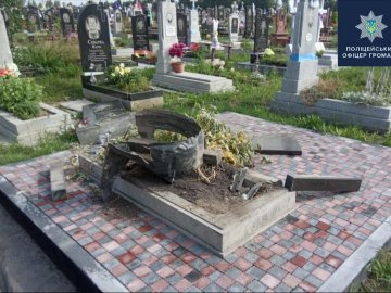 На Волині легковик «влетів» на кладовище і пошкодив могилу 
