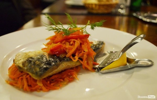 Макрель, запечена з овочами