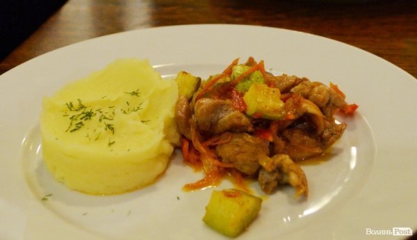 Свинина тушкована з цукіні та картопляним пюре