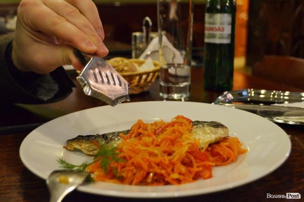 Кілька капель лимонного соку на макрель, запечену з овочами