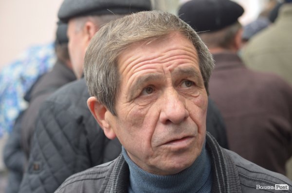 Робітники «Луцьктепла» перекрили дорогу перед міськрадою.ФОТО