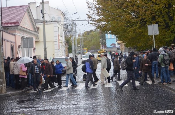 Робітники «Луцьктепла» перекрили дорогу перед міськрадою.ФОТО