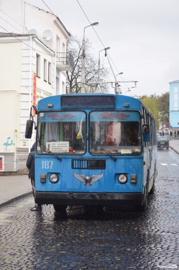 Робітники «Луцьктепла» перекрили дорогу перед міськрадою.ФОТО