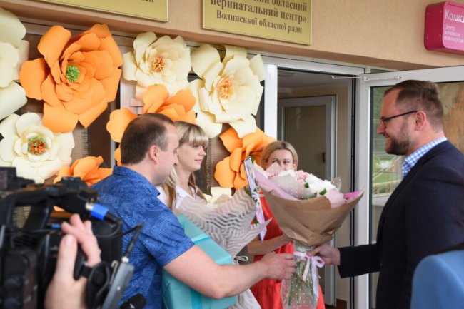 З подарунками і квітами:  з перинатального центру виписали лучанку, яка народила трійню. ФОТО