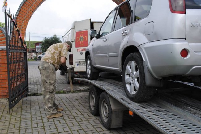 Волинські волонтери відправили джип бійцям на передову. ФОТО