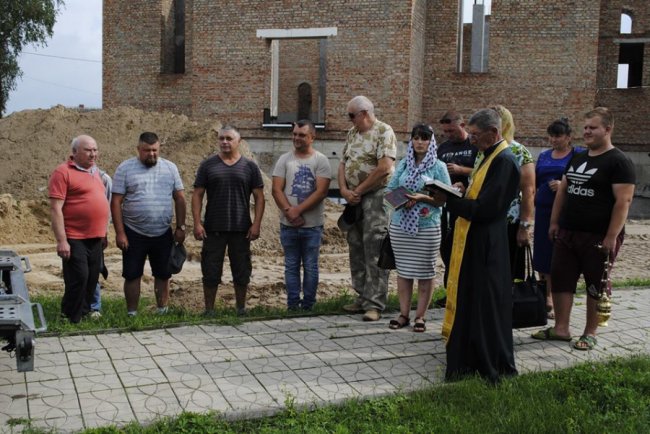 Волинські волонтери відправили джип бійцям на передову. ФОТО