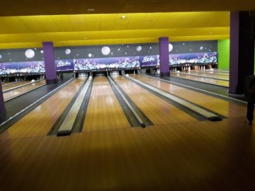 У «StrikeCity» пропонують годину боулінгу за 1 гривню*