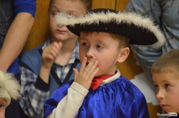  Ялинка, цукерки та мультяшні лемури: луцьким дітям влаштували новорічне свято