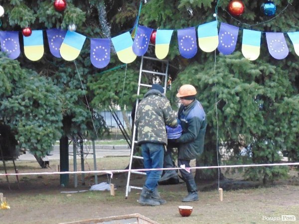 Ялинки у Луцьку прикрасили символікою ЄС. Прокуратура поки що мовчить. ФОТО