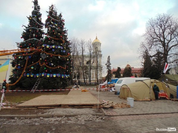 Ялинки у Луцьку прикрасили символікою ЄС. Прокуратура поки що мовчить. ФОТО