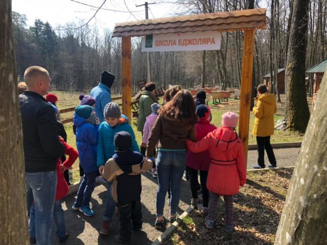 «Побратими України» організували поїздку до ботанічного заказника для діток з притулку