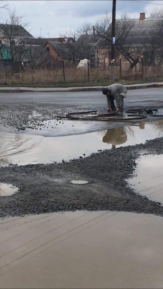 На одній з вулиць Луцька посеред дороги незаконно зливали нечистоти. ФОТО
