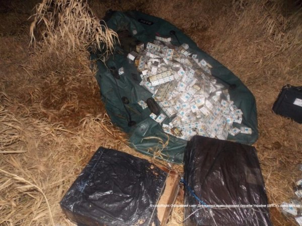 На кордоні намагалися спалити дві тисячі пачок контрабандних сигарет. ФОТО