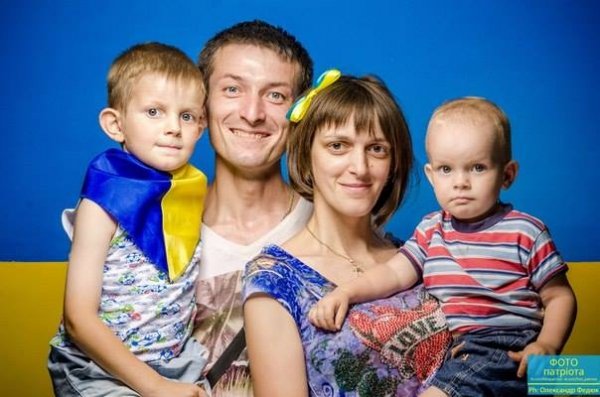 Флеш-моб у Луцьку: мешканці масово роблять «фото патріота». ФОТО