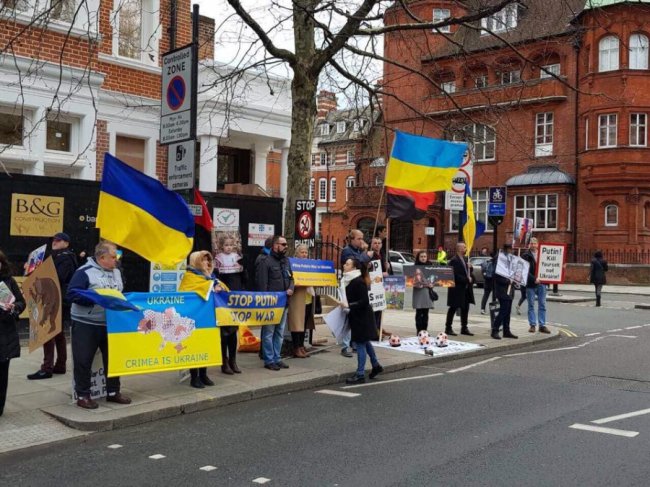  «Відфутболь диктатора – зупини Путіна!»: вимагають не проводити ЧС у Росії