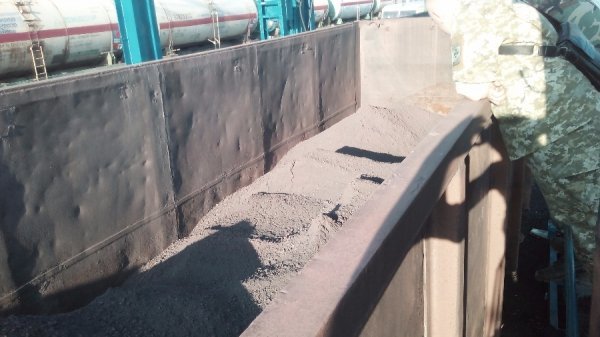 На Волині у вагонах з рудою виявили контрабандні цигарки. ФОТО