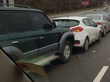 У Києві ‒ масова аварія: зіткнулося 12 авто