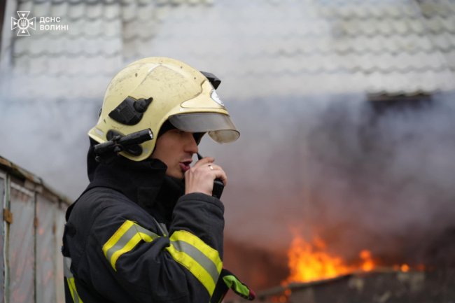 На Волині горіла господарська споруда. ВІДЕО