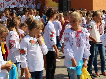 На Волині 200 дітей у вишиванках влаштували танцювальний флешмоб
