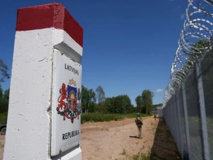 У Латвії пропонують забрати дорожні знаки, що вказують на Росію та Білорусь
