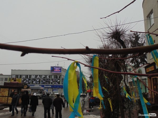 Вулицю в центрі Луцька «забомбили» синьо-жовтими стрічками. ФОТО