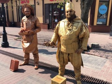 У центрі Луцька «ожили» скульптури. ФОТО