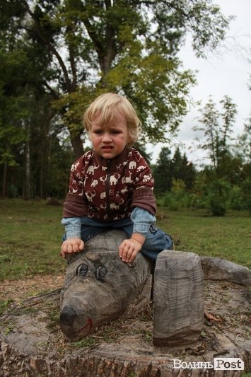 Комунальник прикрашає луцький парк за копійки. ФОТО