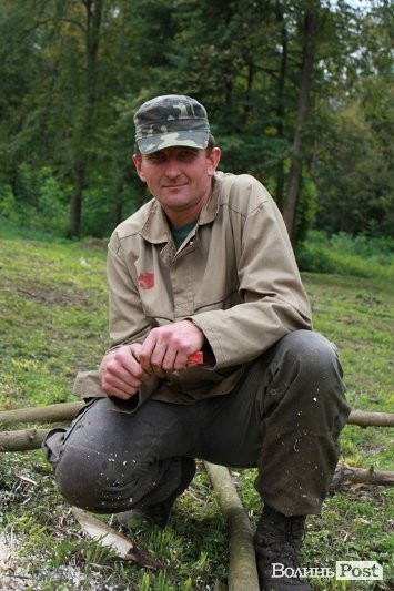 Комунальник прикрашає луцький парк за копійки. ФОТО