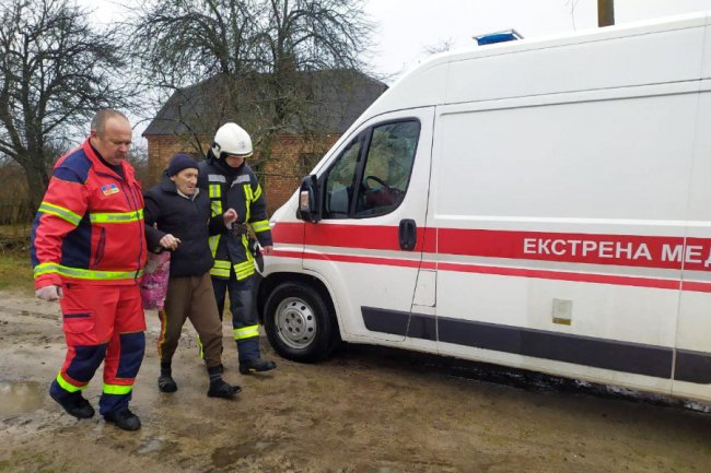 На Волині «швидка» застрягла на ґрунтовій дорозі