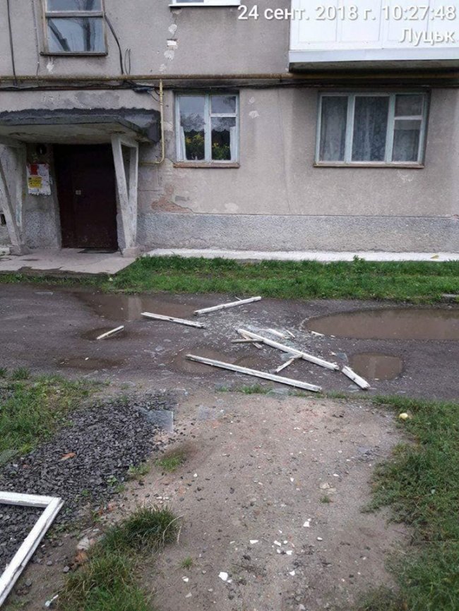 У Луцьку від вітру обвалилась частина балкону багатоповерхівки