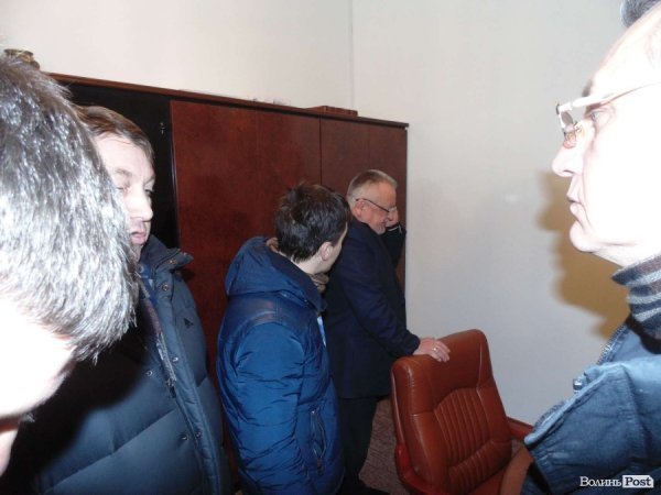 Клімчук радиться з кимось по телефону