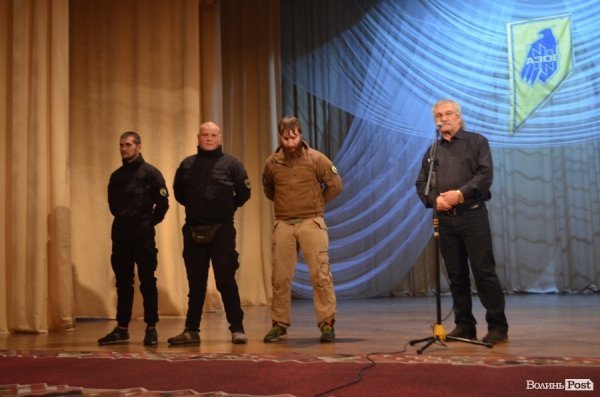 У Луцьку Василь Шкляр презентував книгу про бійців полку АЗОВ. ФОТО