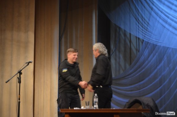 У Луцьку Василь Шкляр презентував книгу про бійців полку АЗОВ. ФОТО