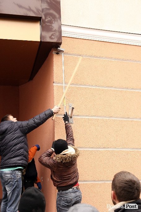 Як у Луцьку «викурювали» міліцію. ФОТО